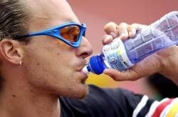German Tim Lobinger has a drink during the men's pole vault qualifying at the European Championships in Athletics in Munich, Germany, Thursday 08 August 2002. dpa