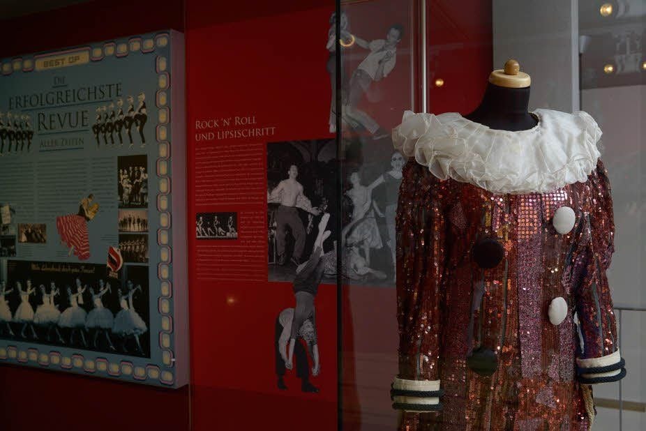 Auch Kostüme sind in der Varieté-Schau zu sehen.