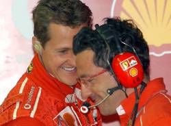 Lachend blickt der deutsche Ferrari-Formel 1-Pilot Michael Schumacher am Freitag (07.06.2002) während des freien Trainings auf der Rennstrecke "Gilles Villeneuve" in Montreal in der Box des Teams zu seinem Renningenieur Luca Baldessari (r). Am Sonntag startet hier der Große Formel 1-Preis von Kanada. Schumacher hat in der Fahrer-WM 33 Zähler Vorsprung auf seine Verfolger.
