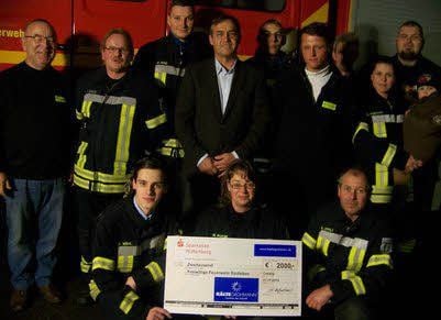 Die Firma Kälte-Grohmann hat einen Scheck über 2000 Euro an die Freiwillige Feuerwehr Rodleben übergeben.