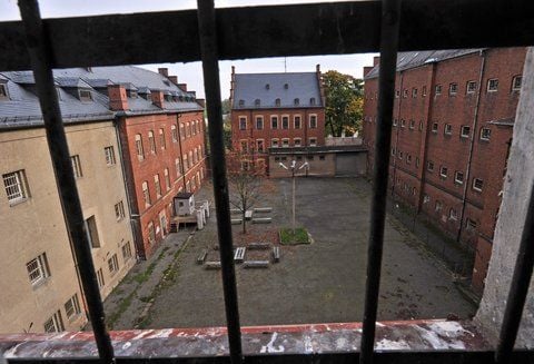 Statt ihren Männern in den Westen zu folgen, landet Robertos Frau Susanne 1984 im berüchtigten Frauengefängnis Hoheneck (Sachsen). Die Einrichtung war auch nach der Wende ein Gefängnis, wurde jedoch im April 2001 geschlossen. (ARCHIVFOTO: DPA)