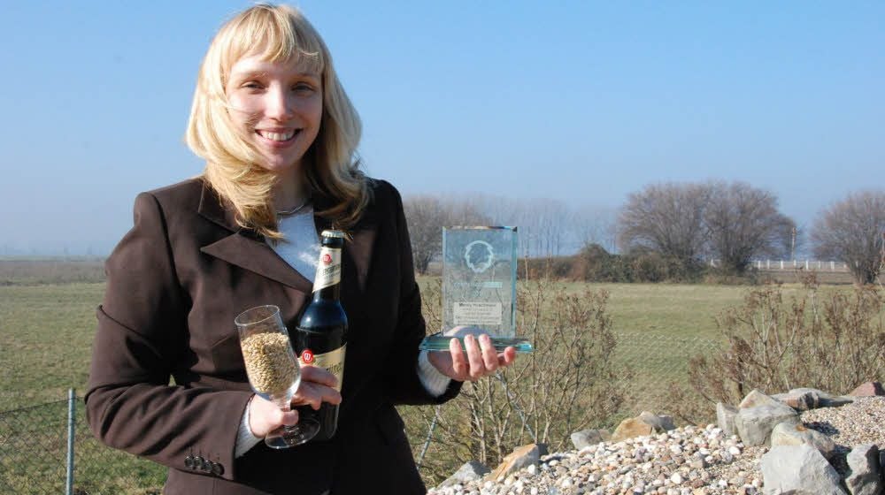 Aus Malz wird Bier, wird eine preisgekrönte Abschlussarbeit, wird eine überglückliche Hochschul-Absolventin: Mandy Hirschmann.