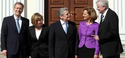 Gruppenbild vor dem Schloss: Christian Wulff, Daniela Schadt, Joachim Gauck, Karin und Horst Seehofer (von links).
