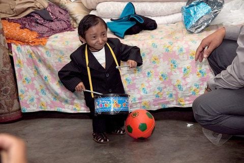 Der Nepalese Khagendra Thapa Magar (C) ist an seinem 18. Geburtstag offiziell zum kleinsten Mann der Welt ernannt worden. 62,5 Zentimeter wurden in die Guinness-Urkunde eingetragen. (FOTO: DPA)