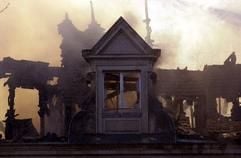 Ein Brand hat am historischen Jagdschloss Glienicke zwischen Berlin und Potsdam am Montag (31.03.2003) erhebliche Schäden verursacht. Teile des historischen Gebäudes an der Glienicker Brücke waren nach Angaben der Feuerwehr nicht zu retten. Der mächtige Dachstuhl des zum Weltkulturerbe der UNESCO zählenden Gebäudes stürzte ein. Die Behörden rechneten mit Sachschaden in Millionenhöhe. Menschen waren nicht in Gefahr. Die Brandursache und das genau Ausmaß der Schäden waren zunächst unklar. (Foto: dpa)