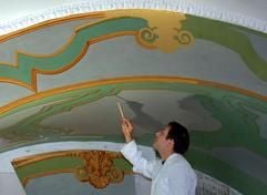 Der Restaurator Guntram Weiss arbeitet an einer Fenstereinfassung im Historischen Grünen Gewölbe des Dresdner Schlosses. Über 100 Restauratoren geben bis zum Jahresende den Räumen die barocke Fassung von 1733 zurück. (Foto: dpa)
