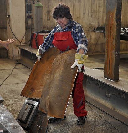 Katlen Dyballa bei der Arbeit an Stahl.