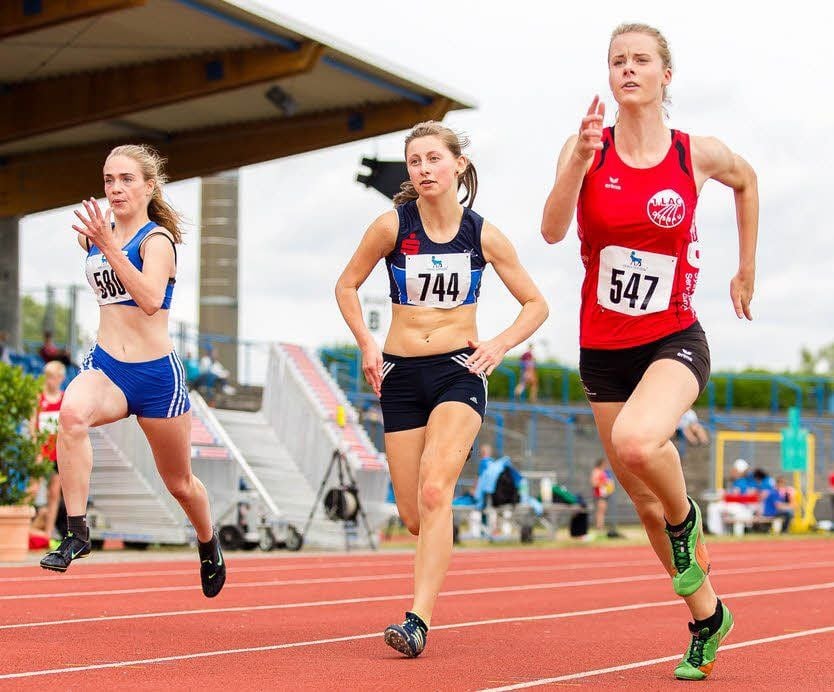 Anika Schmidt (rot) vom LAC lief über 100 Meter auf Platz vier.