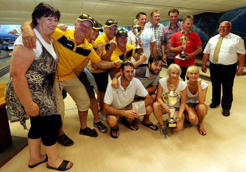 In der zweiten Liga setzte sich beim Bowlingturnier das Team „Miss Glückt“ gegen die Mannschaft des Schul- und Heimatfestvereins (links) und den Bauhof Jessen durch.