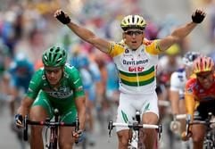 Der Australier Robbie McEwen überquert bei der 5. Etappe als Erster die Zeillinie in Montargis. (Foto: dpa)