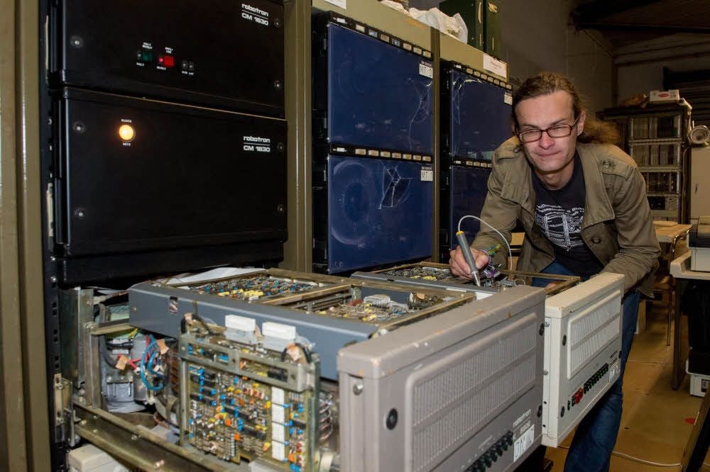 Sebastian Czech von der Digital AG bastelt am geretteten Robotron K 1630 herum, der einzige Rechner, der funktioniert.