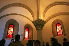 Im Naumburger Dom sind drei vom Leipziger Maler Neo Rauch entworfene Fenster eingeweiht worden. (Foto: dpa)