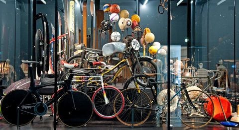 Gesammelte Sportgeräte stehen während der Ausstellung «Auf die Plätze - Sport und Gesellschaft» im Deutschen Hygiene-Museum in Dresden in einer Vitrine. (FOTO: DPA)