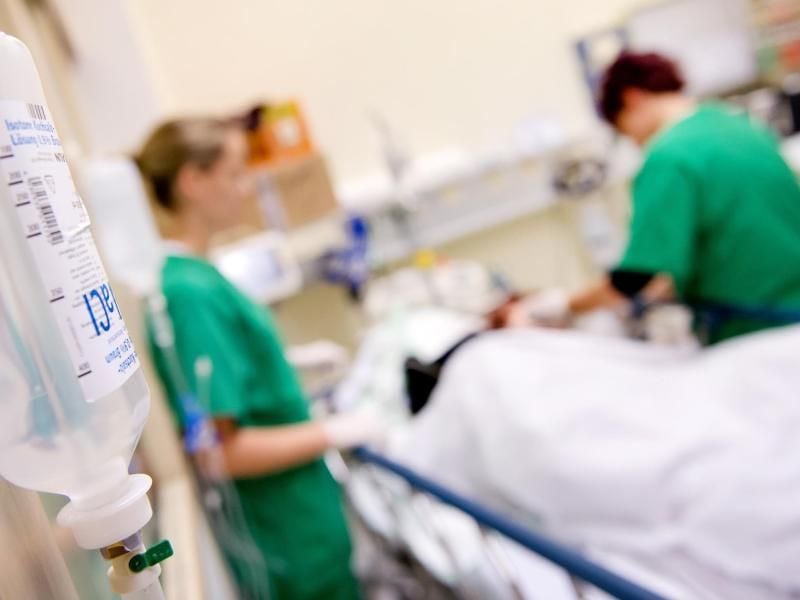 Medizinisches Personal versorgt im Krankenhaus einen Patienten. Foto: Sven Hoppe/dpa/Symbolbild
