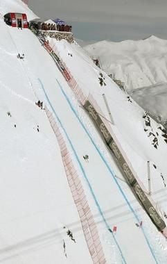 Die Abfahrtstrecke der Herren während der Ski Alpin WM 2003 in St. Moritz ist spektaklär. (Foto: dpa)