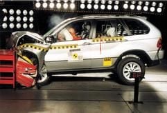 Karosserie im Härtetest: Obwohl die Hersteller viele Unfall-Abläufe am Computer simulieren können, geht an den Versuchen mit echten Fahrzeugen - hier BMWs Geländewagen X5 - kein Weg vorbei. (Foto: dpa/BMW)