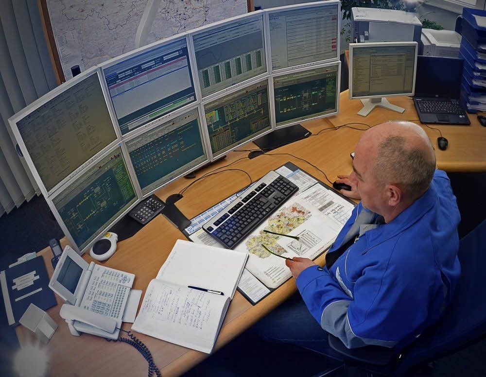 Holger Knitschke sitzt in der Leitzentrale der Mitnetz in Gröbers. Von hier aus überwacht er die Gasversorgung der gesamten Region.