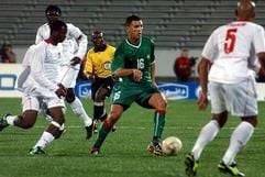 Teuerster Spieler der 2. Liga: Der Marokkaner Youssef Mokhtari (16) dribbelt durch die Reihen der Spieler aus Mali. (Foto: dpa)