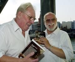 An der Oberbaumbrücke in Berlin, wo früher die Spree die Grenze zwischen Ost (Friedrichshain) und West (Kreuzberg) bildete, präsentieren am Donnerstag (12. August 2004) der letzte Grenztruppenchef der DDR, Generaloberst a.D. Klaus-Dieter Baumgarten(l.), und der Grenztruppen-Oberst a.D. Peter Friedrich, der für den Grenzabschnitt in Mitte verantwortlich war, das Buch "Die Grenzen der DDR". (Foto: dpa)
