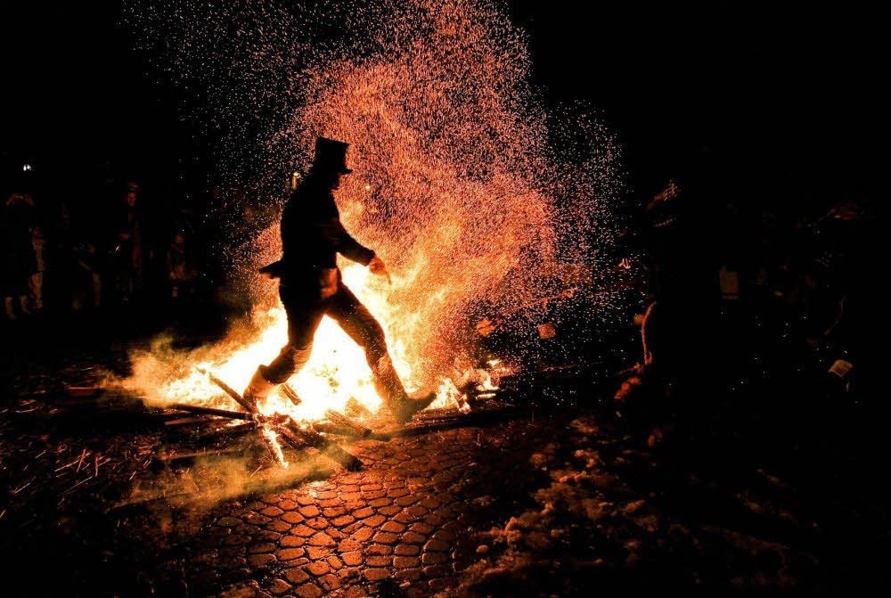 Nur die mutigsten Spergauer trauen sich, durch das große Feuer auf dem Bäckerplatz zu springen.