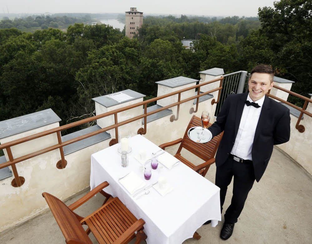 Mit Blick auf die Elbe: Auf Wunsch organisiert Alexander Bruch ein Frühstück auf der Wallwitzburg.