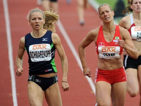 Die deutschen Siebenkämpferin Lilli Schwarzkopf (l) und Jennifer Oeser beim Zieleinlauf über 800m im Rahmen des Mehrkampf-Meetings in Ratingen. Oeser kann den Wettkampf für sich entscheiden. (FOTO: DPA)