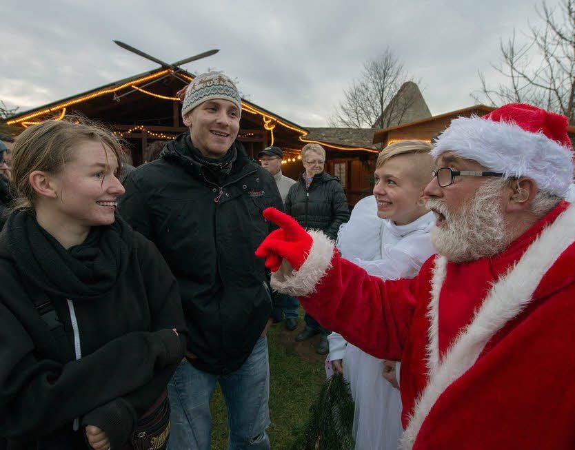 Nicht nur die kleinen Besucher waren vor dem Weihnachtsengel Jenny Lindenberg und Weihnachtsmann Karl-Heinz Korporal sicher. Auch Daniele Müller und Dasty Henschel aus Halberstadt mussten ein Liedchen zum Besten geben.