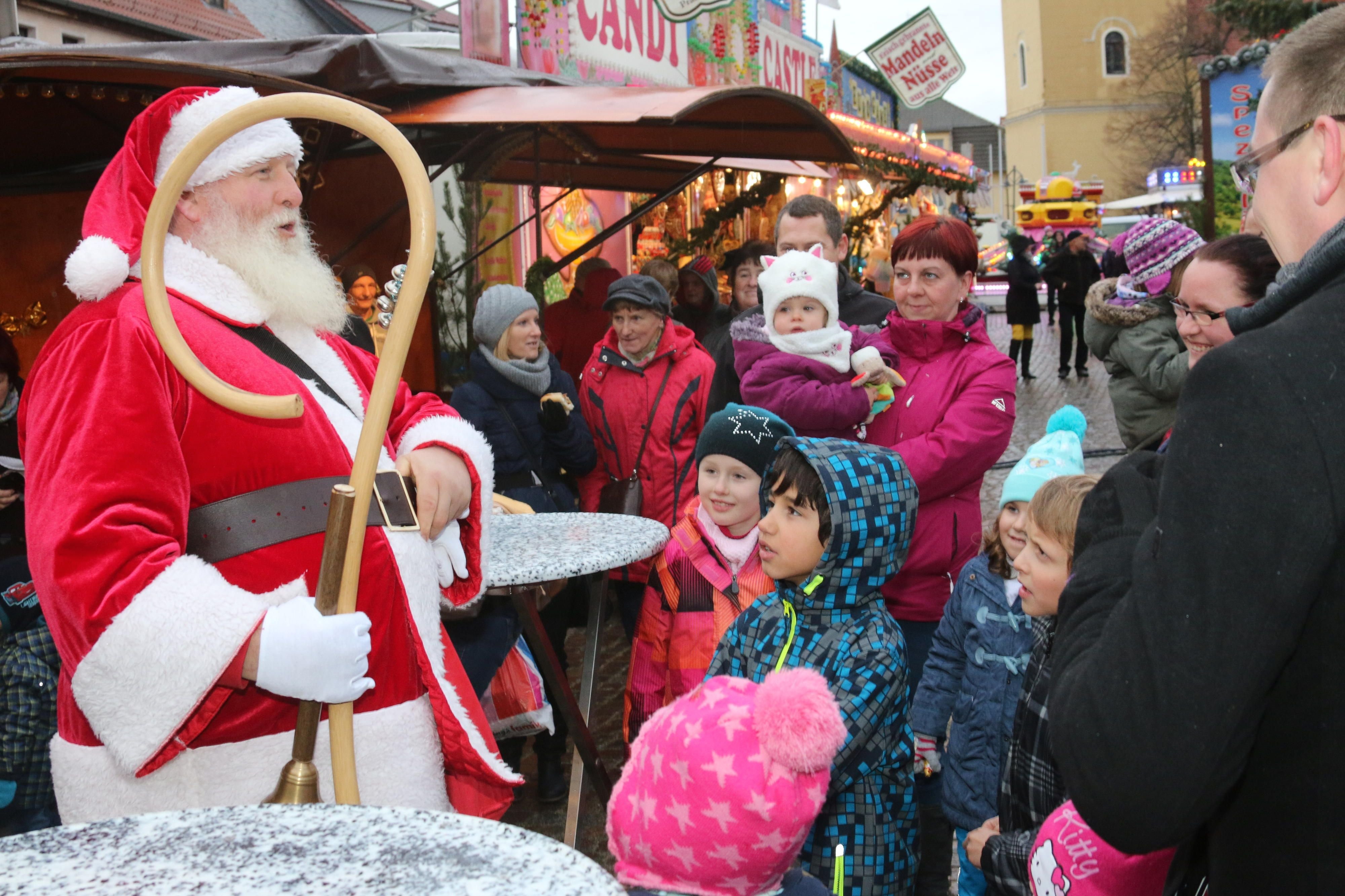 Auch 2016 wird auf dem Weihnachtsmarkt in Jessen der Weihnachtsmann erwartet.