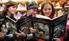 Junge Mädchen lesen auf der Leipziger Buchmesse in Manga-Büchern des japanischen Kult-Zeichners Akira Toriyama. (Foto: dpa)