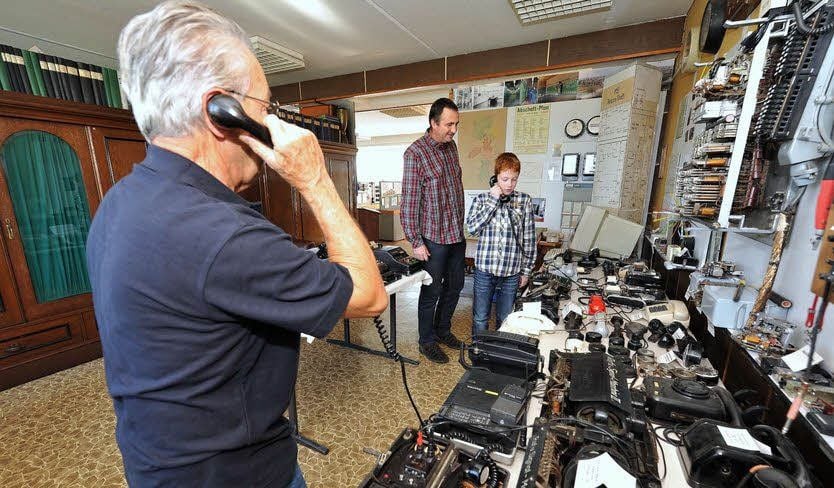 Hallo? Eric (11) testet im Stronmmuseum ein altes Feldtelefon.