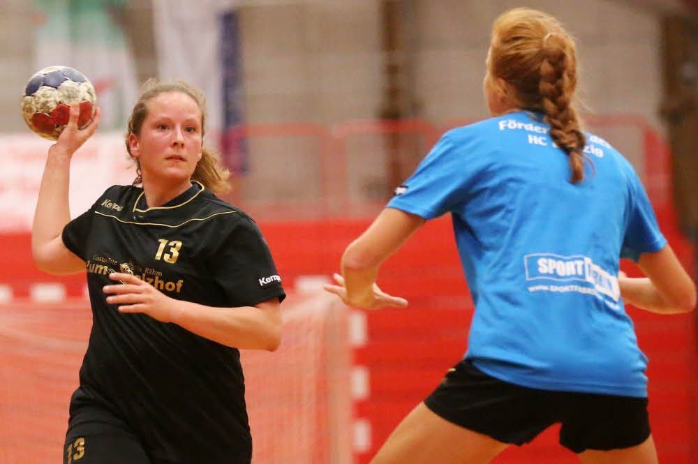 Silke Ruthe (l.), hier in einem früheren Spiel, feierte am Sonntagnachmittag mit dem HC Salzland den ersten Saisonsieg.