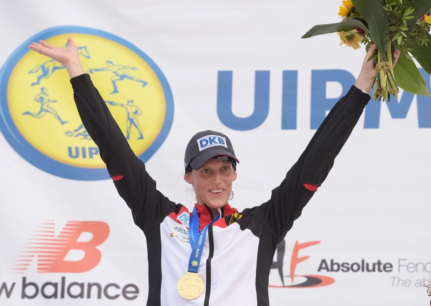Die deutsche Starterin Lena Schöneborn jubelt am 04.07.2015 im Olympiapark in Berlin bei der Siegerehrung. Die 29-Jährige gewinnt als erste Deutsche die Weltmeisterschaft der Modernen Fünfkämpferinnen.