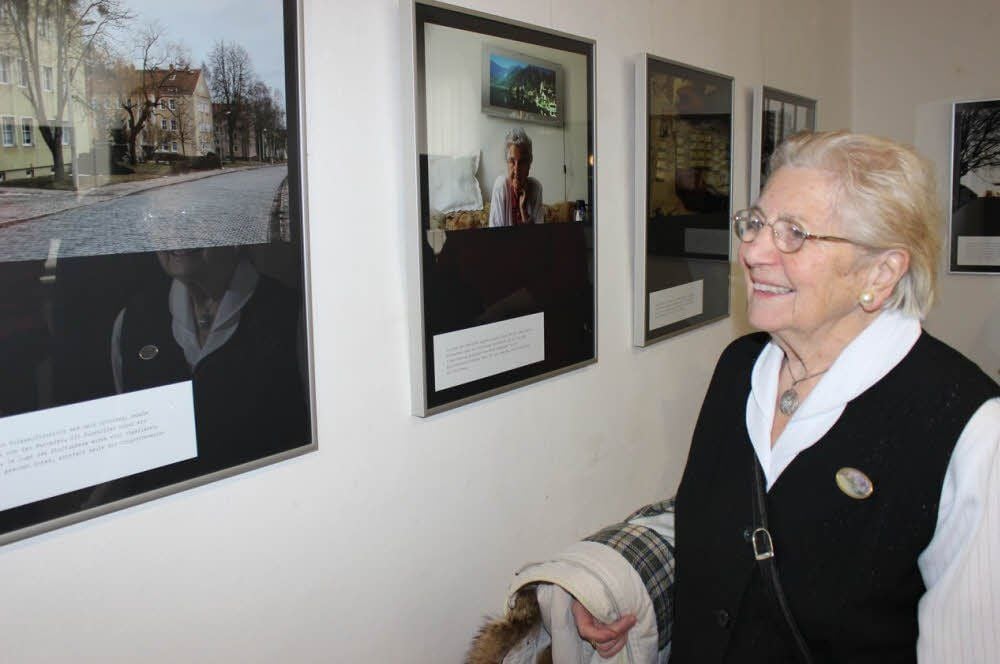 Rita Lauf, die 1952 nach Sangerhausen kam, steht vor dem Porträt von Biedermanns Großmutter.
