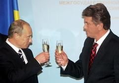 Wladimir Putin und Viktor Juschtschenko, die Präsidenten von Russland und der Ukraine, bei ihrem Treffen am Freitag in Kiew. (Foto: dpa)
