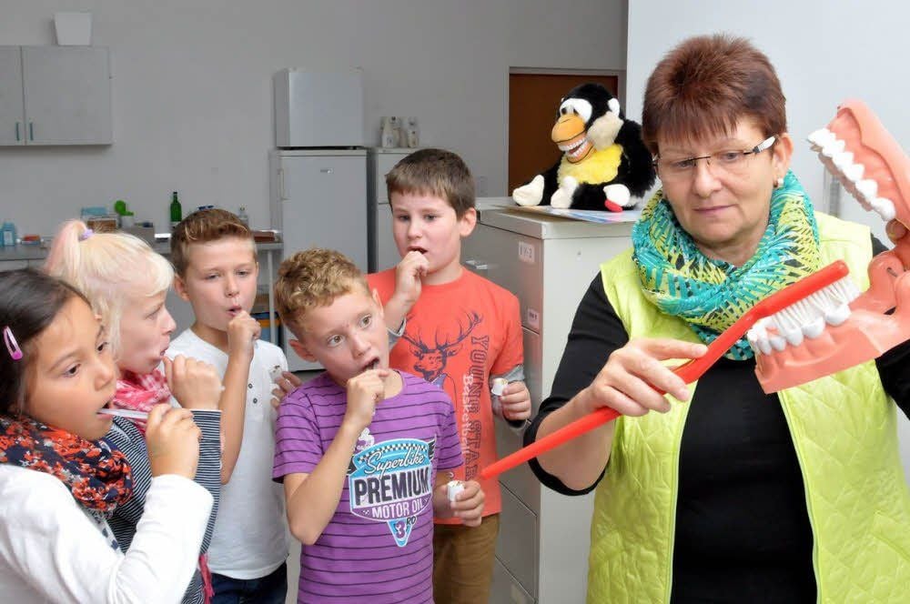 Die Kinder durften aus Salbei, Heilerde und Pfefferminze selbst Zahnpasta herstellen und unter Anleitung von Zahnärztin Christine Jänecke gleich ausprobieren.