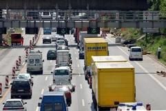 Bei viel Verkehr wird der Elbtunnel in Hamburg oft zum Nadelöhr. (dpa)