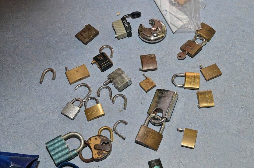 Sammlung von Schlössern aus aufgebrochenen Kellern.