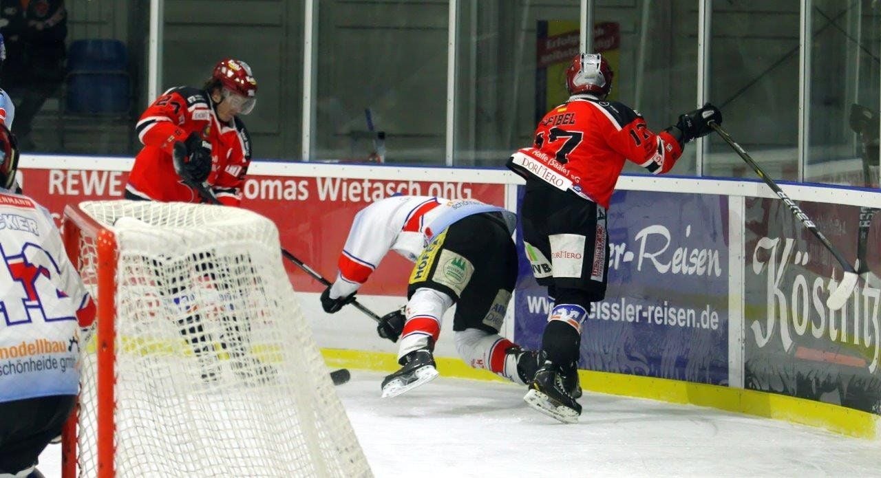 Beim Eishockey-Oberligaspiel des MEC Halle 04 gegen die Wölfe aus Schönheide gewannen die Schützlinge von Trainer Jiri Otoupalik mit 7:4 (4:0, 2:1, 1:3).