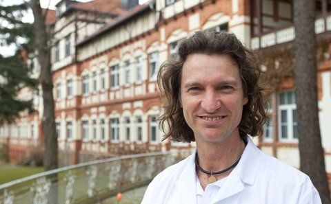 Michael Scholz im Fachkrankenhaus Vogelsang in Gommern (Kreis Jerichower Land). Der Orthopäde ist Automobilrennarzt im Deutschen Motorsportbund und auch als Leitender Rennarzt für die Formel 1 im Motorsport tätig. (FOTO: DPA)