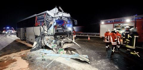Ein zerstörter Reisebus aus Polen steht am Samstagmorgen nach einem Zusammenstoss mit einem Lastwagen auf der Autobahn 2 (A2) nahe der Anschlussstelle Braunschweig Ost. (FOTO: DAPD)