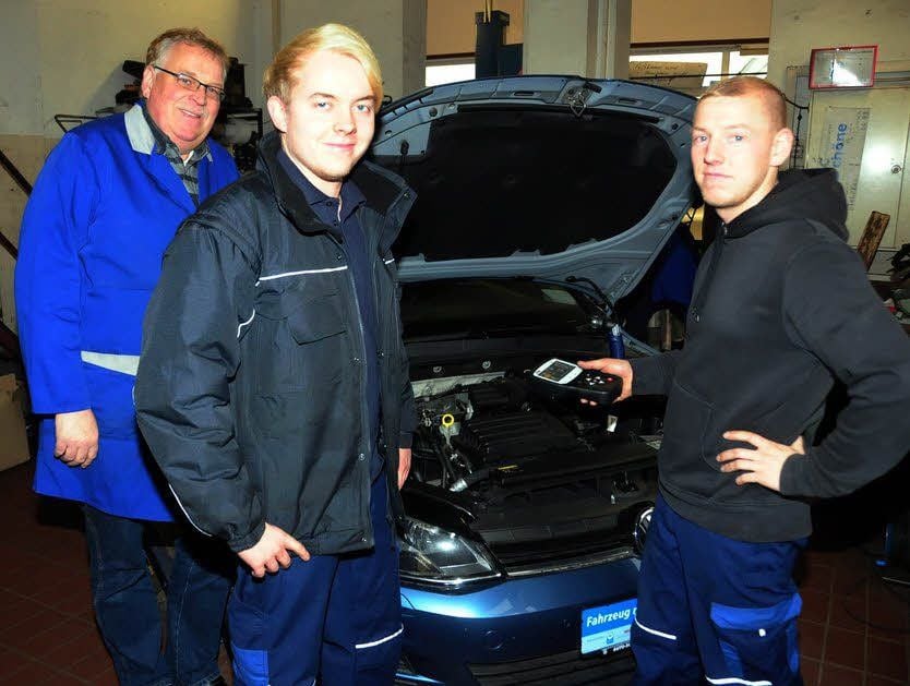 Kfz-Meister Uwe-Ives Schöne, Lehrling Lukas Horn und Jungmeister Benjamin Koch mit dem neuen Reifendruckkontrollsystem-Messgerät in der Hand (v. l.) in der Jessener Werkstatt