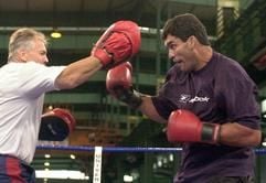 Der südafrikanische Profiboxer Corrie Sanders (r) trainert mit seinem Trainer Harold Volbrecht (l) am Mittwoch (05.03.2003) in einer Werkhalle der Salzgitter AG in Salzgitter-Watenstedt. Sanders tritt am kommenden Samstag (08.03.2003) in der Preussag-Arena in Hannover in einem Weltmeisterschaftskampf im Schwergewicht gegen Wladimir Klitschko an. (Foto: dpa)