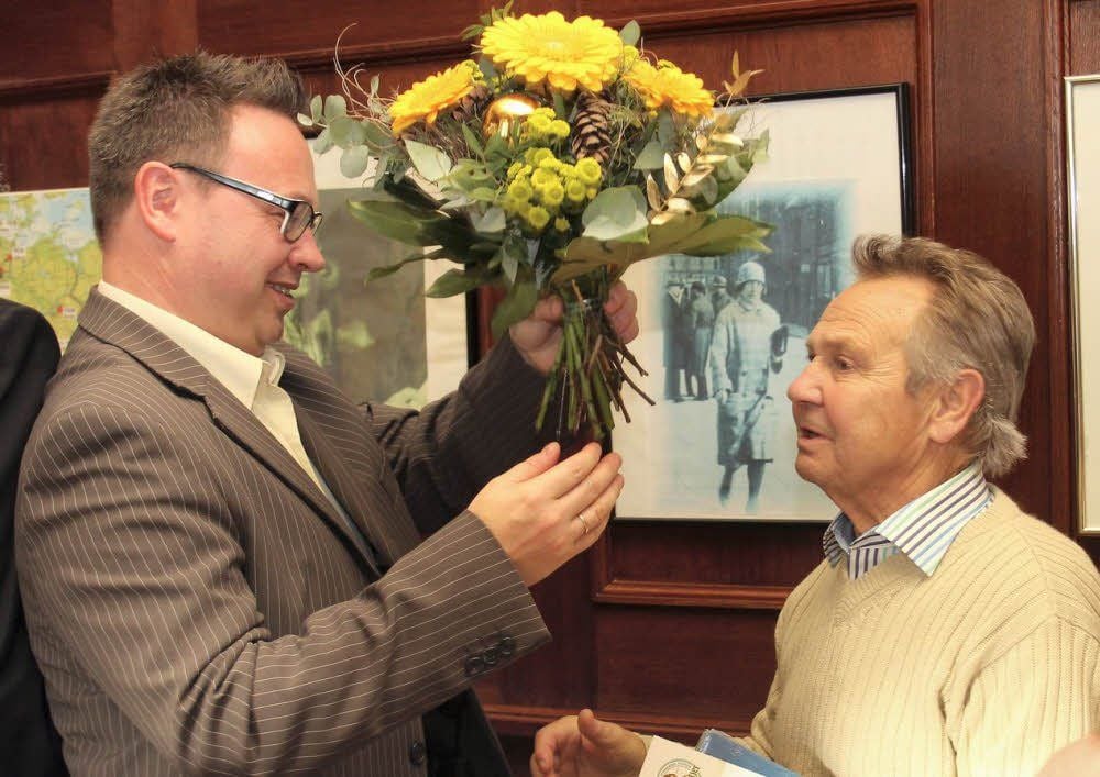 Maik Reichel beglückwünscht Fred Winter (r.) zum Anerkennungspreis.