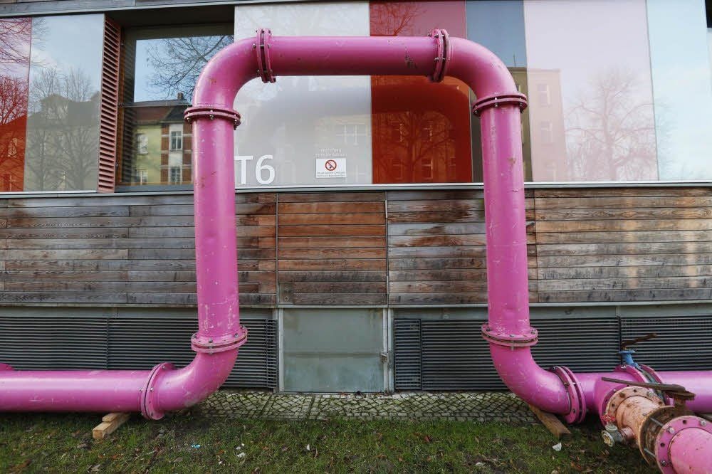 Die Rohre sollen ab Anfang März das Grundwasser von der Baustelle pumpen.
