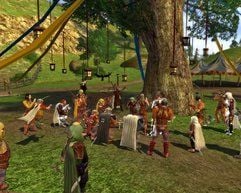 Zusammenkunft der Rollenspieler - Charaktere treffen sich wie hier in Beutelsend im Online-Rollenspiel «Herr der Ringe» zum Feiern. (Foto: dpa)