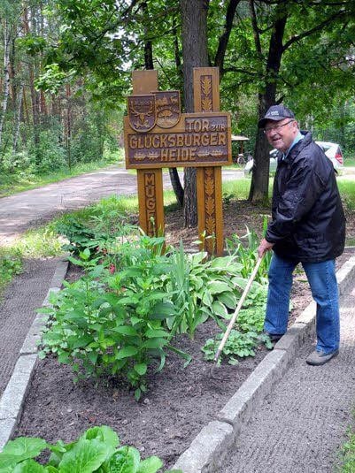So schnell geht es: Vor kurzem noch hat Günter Marsch am Tor zur Glücksburger Heide bei Mügeln Unkraut gejätet. Jetzt ist er unterwegs, um Laub abzuharken. „Zu tun gibt es immer“, bekräftigt er.