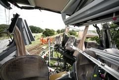 Ein verunglückter Reisebus steht am Dienstag (03.07.07) in Malchin im Landkreis Demmin an einem Bahnübergang. (Foto: ddp)