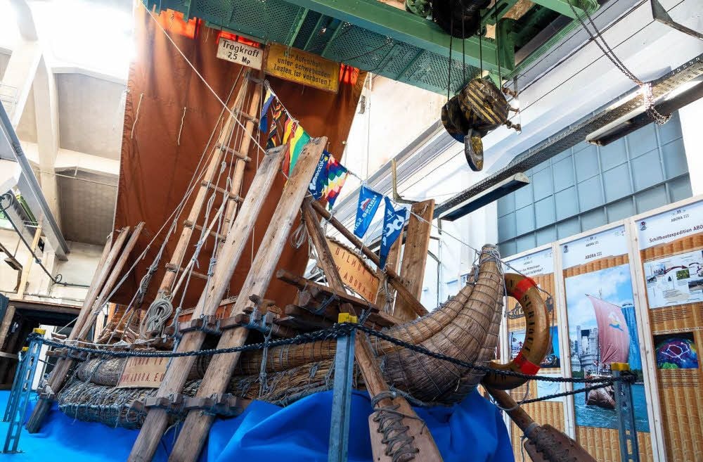 Das Schilfsegelboot „Dilmun IV“ steht im Mittelpunkt der neuen Schau zu den Abora-Expeditionen in der Pfännerhall Braunsbedra.