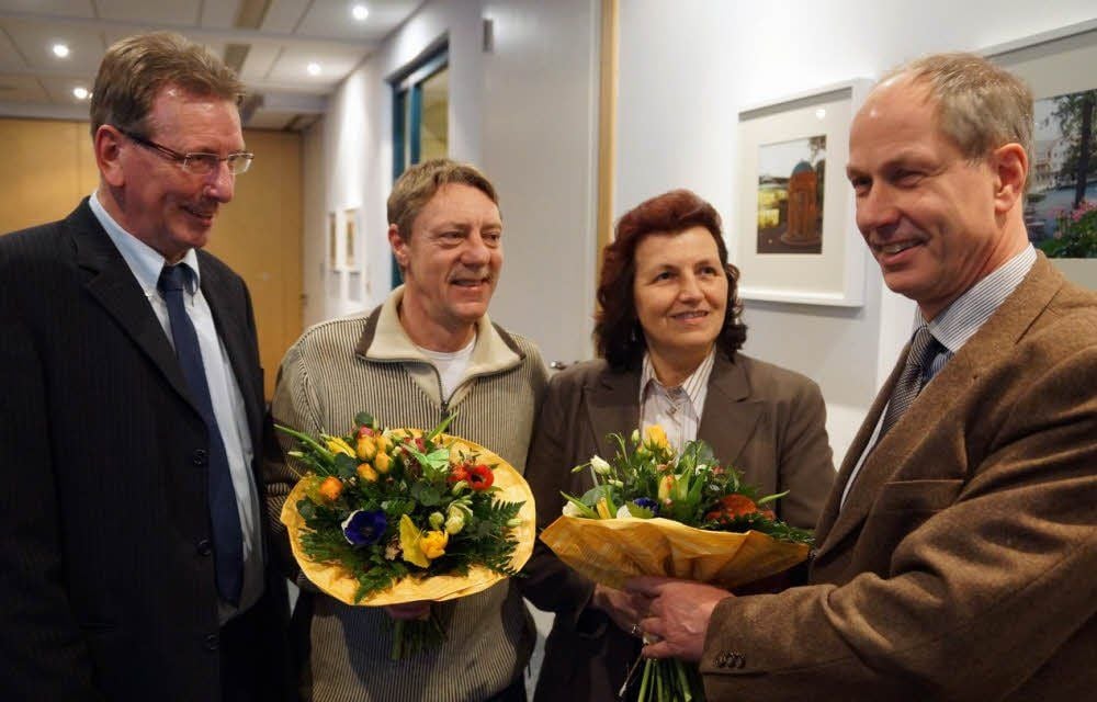 Eberhard Brecht (r.) und Hans-Martin Schulze (l.) danken den Initiatoren im Ort, Roland Beßler und Ilona Heinze, für die Vorarbeit.