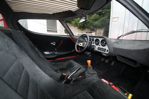 Kopf einziehen: Zwischen Sitzpolster und Dach bleibt im 1,08 Meter flachen Lancia Stratos nicht viel Platz für die Insassen. (FOTO: DPA)